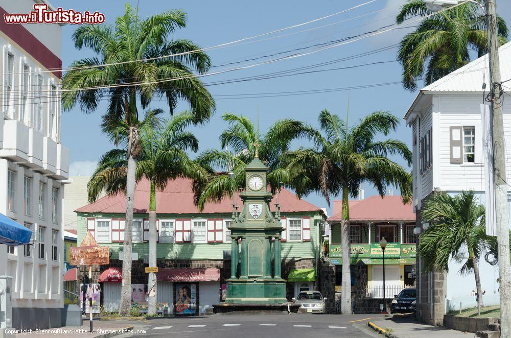 Immagine Bank Street a Basseterre, St. Kitts and Nevis, Indie Occidentali. Qui si trova anche il monumento dedicato a Thomas Berkeley - © GlenroyBlanchette / Shutterstock.com