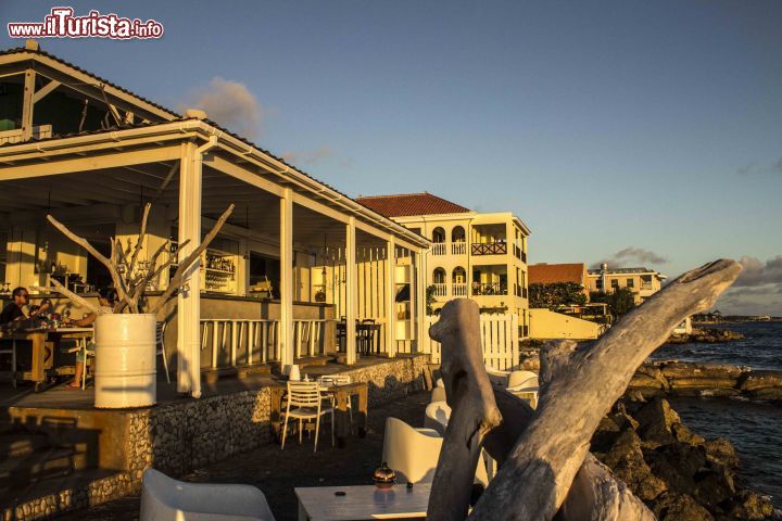 Immagine Il bar dell'hotel BijBlauw al tramonto, isola di Curacao, Antille olandesi. 