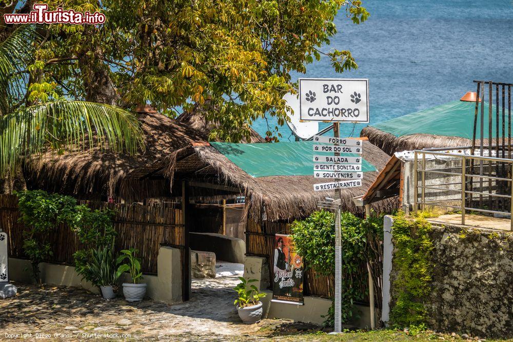 Immagine Bar do Cachorro a Vila dos Remedios, isola di Fernando de Noronha, Brasile. Vila dos Remedios è l'unica cittadina presente sull'isola: si tratta di un villaggio con viuzze acciottolate e qualche edificio coloniale - © Diego Grandi / Shutterstock.com