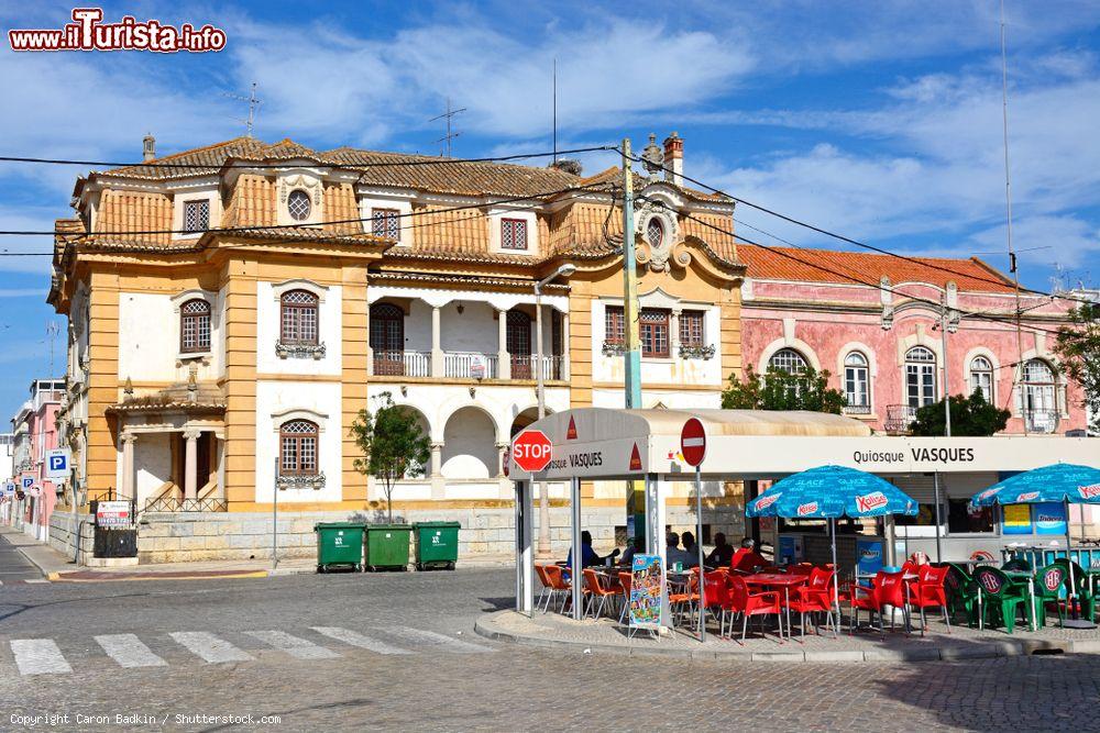 Immagine Bar e edifici in Avenida da Republica, Vila Real de Santo Antonio, Portogallo. Questa vivace cittadina dell'Algarve orientale venen fondata nel 1744 - © Caron Badkin / Shutterstock.com