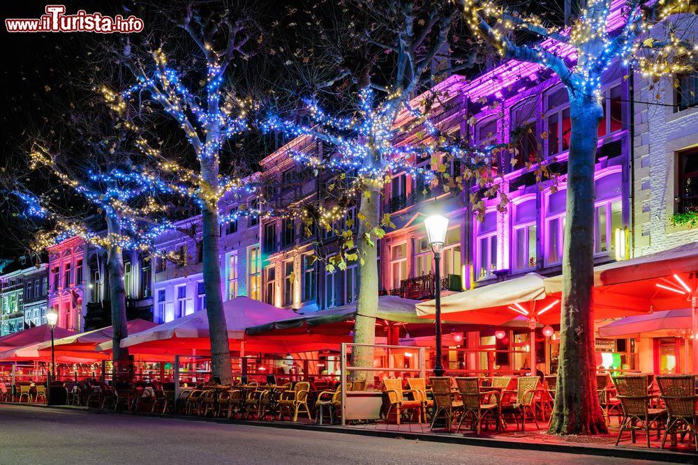 Immagine Bar e ristoranti illuminati da luci e decori natalizi in piazza Vrijthof a Maastricht, Olanda.