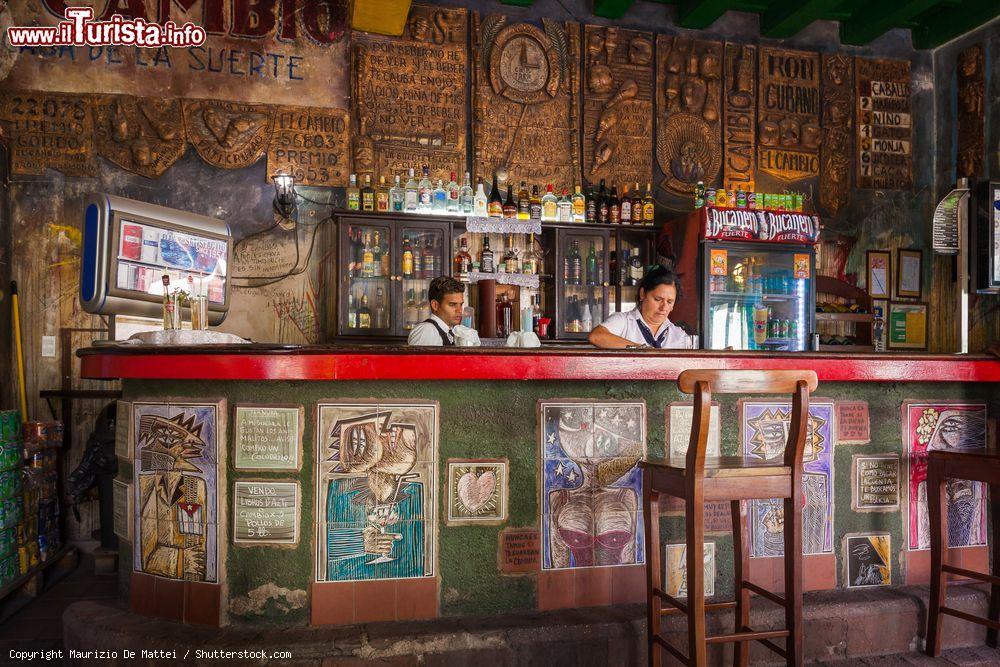 Immagine L'interno del bar "El Cambio", a Camagüey, Cuba. Il bar aveva aperto i battenti nel 1909 con il nome di Casa de la Suerte - © Maurizio De Mattei / Shutterstock.com