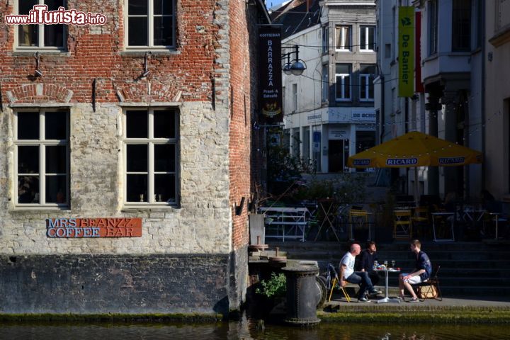 Immagine I bar a Gent sono sempre molto frequentati, tanto dai turisti quanto dagli studenti, e per i più fortunati c'è anche la possibilità di avere un tavolino direttamente sull'acqua.