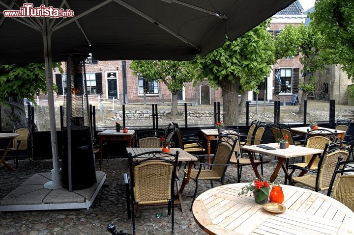 Immagine Bar nel centro di Sloten la città olandese nella regione di Frisia (Paesi Bassi)