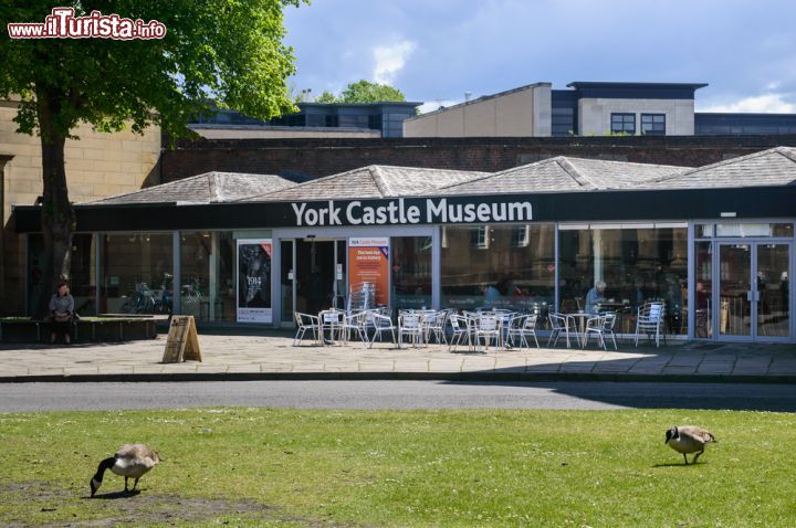 Immagine L'esterno del bar dello York Castle Museum (York, Inghilterra). Il museo richiama ogni anno migliaia di visitatori provenientida tuttoil mondo - foto © Jason Batterham / Shutterstock