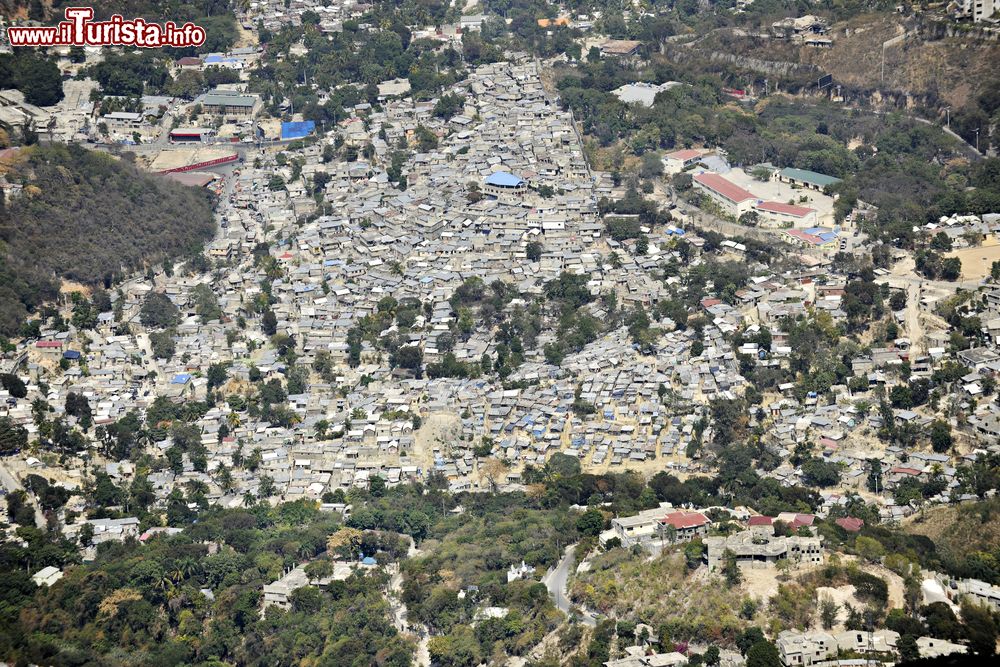 Immagine Baraccopoli sulle colline di Port-au-Prince, Haiti. Molte persone dalle campagne si spostano in città in cerca di fortuna.