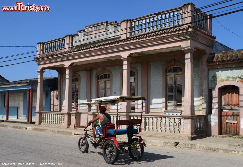 Immagine Baracoa, Cuba: un taxi-risciò percorre la strada principale della città di Baracoa, nella provincia di Guantànamo - © Aztec Images / Shutterstock.com