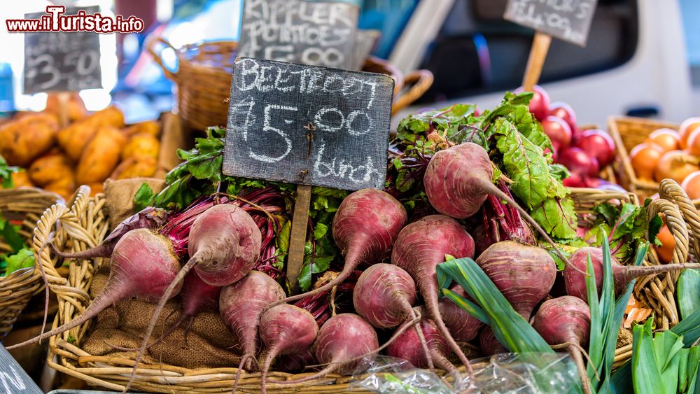 Immagine Barbabietole in vendita al mercato Queen Victoria di Melbourne, Australia.