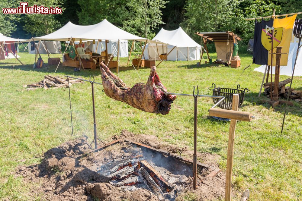 Immagine Barbecue con agnello nel campo tendato allestito a Tortosa, Spagna, per la Festa Rinascimentale.