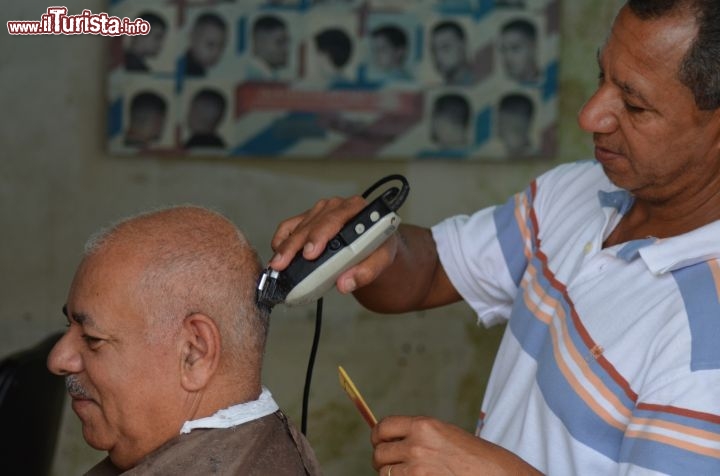 Immagine Anche l'immagine vuole la sua parte. Così, a fianco di botteghe artigiane e attività commerciali, non può mancare a Jarabacoa il barbiere con i suo inseparabili pettine e rasoio