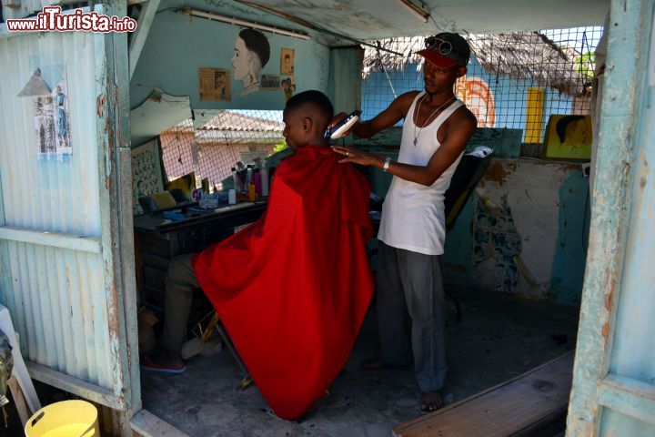 Immagine Il negozio di un barbiere nella cittadina di Watamu, Kenya. Un giro per le strade del centro permette di addentrarsi nella vita quotidiana degli abitanti locali.
