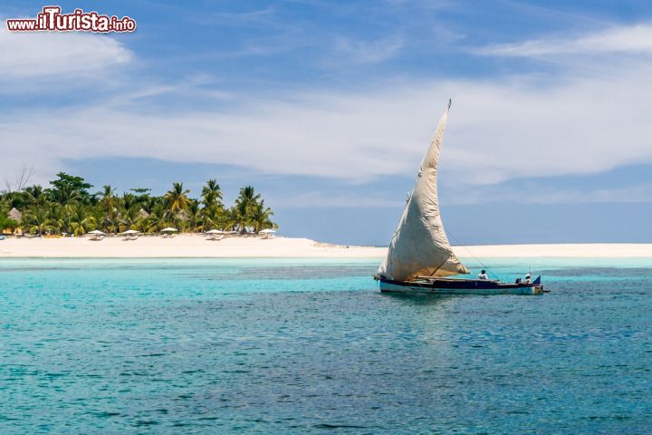 Immagine La barca a vela di un pescatore passa davanti alla spiaggia di Nosy Iranja (Madagascar). L'isola si trova ad un'ora e mezza di navigazione dalla più famosa Nosy Be Pierre - foto © Pierre-Yves Babelon / Shutterstock.com