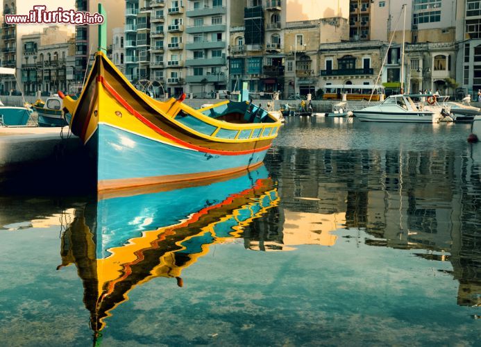 Immagine Barca colorata nella baia di St Julian's, isola di Malta 200665709 - © Ammit Jack / Shutterstock.com