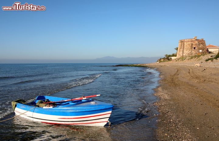 Immagine Una barca da pesca sulla spiaggia di Marbella, Spagna - © Nick Stubbs / Shutterstock.com