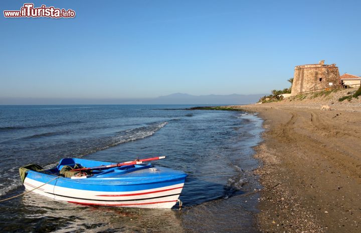 Immagine Una barca da pesca sulla spiaggia di Marbella, Spagna - © Nick Stubbs / Shutterstock.com