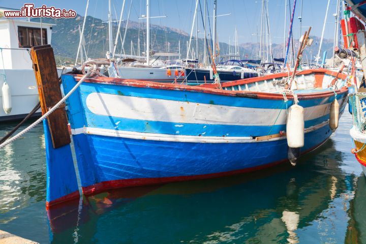 Immagine Barca da pesca al porto di Propriano, Corsica. Il poticciolo turistico risale agli inizi del XIX° secolo quando venne costruita anche gran parte della città grazie alla strada di collegamento fra Ajaccio e Bonifacio che permise lo sviluppo della zona - © Eugene Sergeev / Shutterstock.com