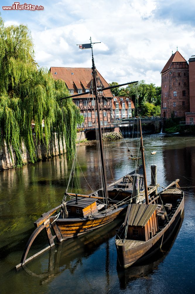 Immagine Antiche imbarcazioni in legno sulle acque dell'Ilmenau a Luneburg