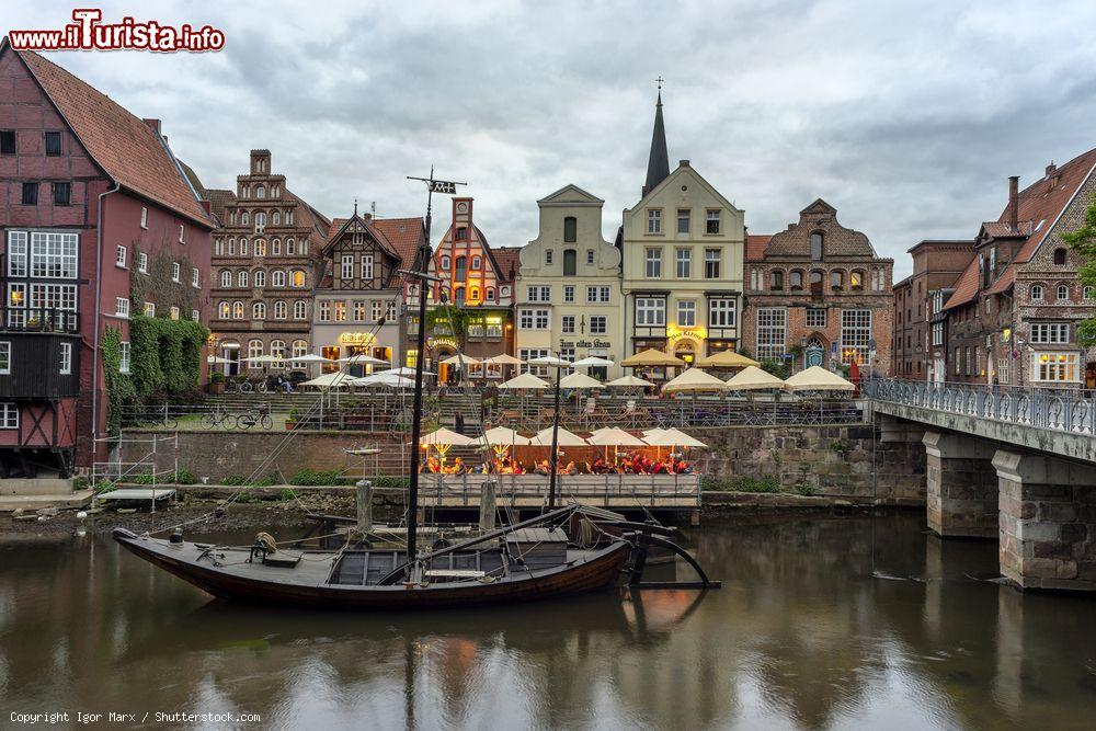 Immagine Antica imbarcazione in legno nei pressi del porticciolo fluviale di Luneburg