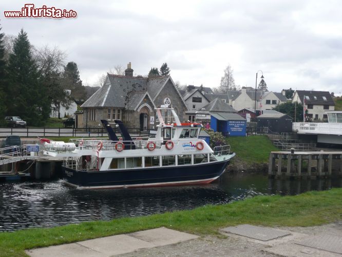 Immagine Crociera sul Loch Ness: alla ricerca di Nessie - dal piccolo porticciolo di Fort Augustus partono regolarmente diverse imbarcazioni da crociera, tramite le quali compiere un emozionante tour lungo il Canale di Caledonia o il Loch Ness, l'affascinante lago in cui, secondo alcune storie, abiterebbe un leggendario mostro.