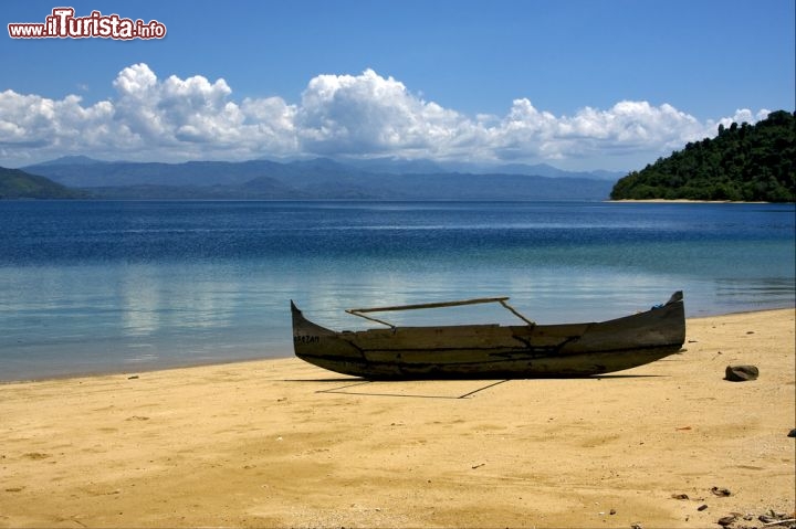 Immagine Barca in secca su una laguna interna alla barriera corallina di Nosy Be, in Madagascar - © lkpro / Shutterstock.com