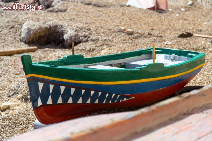 Immagine Barca nel porto di Trapani, Sicilia - Bacino naturale con uno specchio d'acqua di circa 920 mila metri quadrati, il porto di Trapani, con la sua posizione strategica nell'estremità più occidentale della Sicilia, è stato sin dal passato un importante crocevia del mar Mediterraneo. Ben riparato dai venti, è uno degli scali più sicuri d'Italia: in questa immagine una tipica barca utilizzata dai pescatori locali © Sergey Beketov / Shutterstock.com