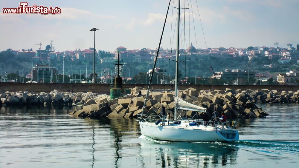 Immagine Barca nella baia di Giulianova in Abruzzo