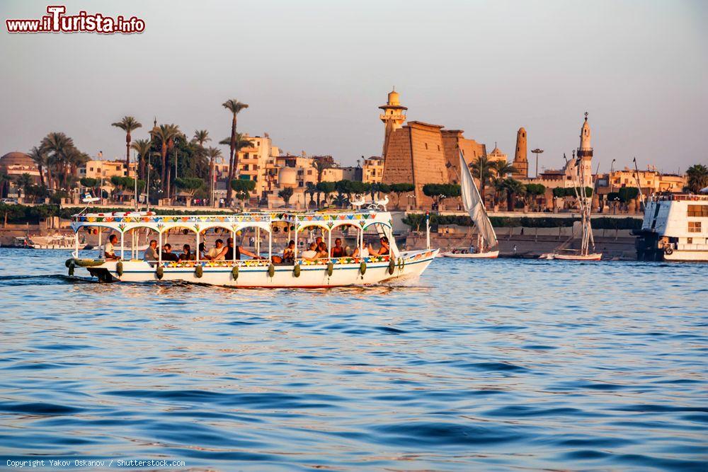 Immagine Un'imbarcazione per i turisti in navigazione al tramonto sul fiume Nilo a Luxor, Egitto - © Yakov Oskanov / Shutterstock.com