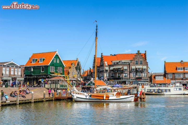 Immagine Peschereccio a Volendam, Olanda - Il grazioso lungomare della città si presenta al visitatore con un'intensa aria di romanticismo. Da smpre località di pescatori, Volendam lega il suo nome alla pesca all'anguilla  © Anton_Ivanov / Shutterstock.com