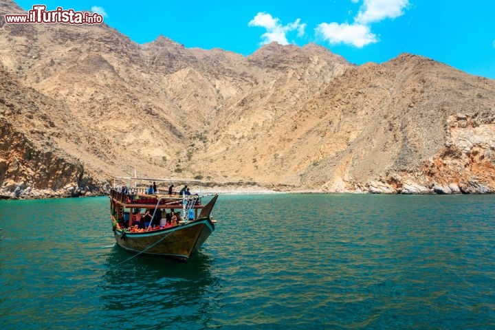 Immagine Barca di pescatori in Oman, lungo la costa arida della penisola di Musandam - © Yasser El Dershaby / Shutterstock.com