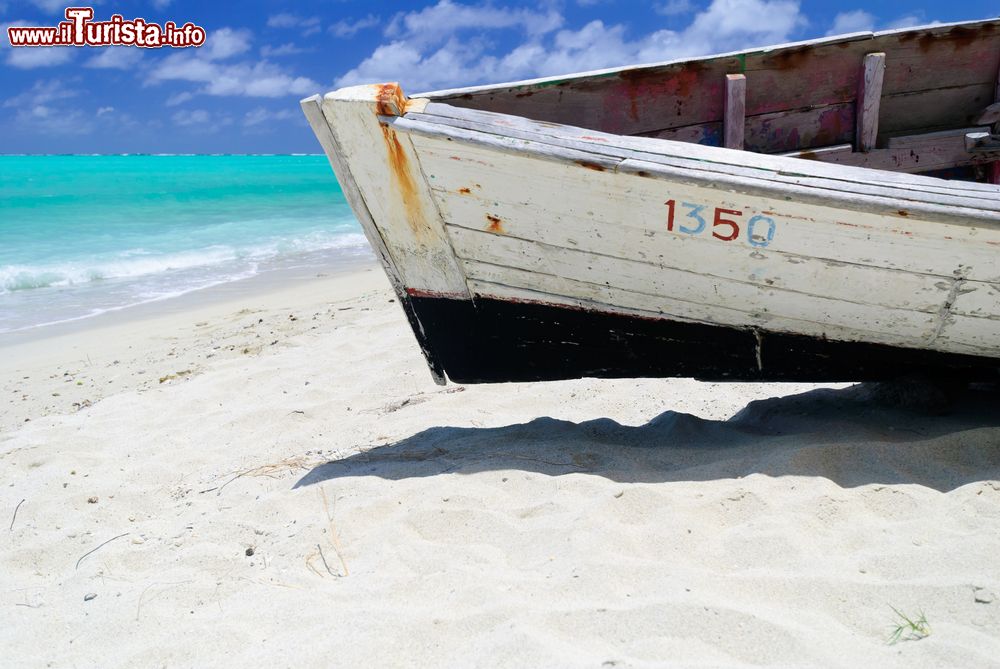 Immagine Una barca da pesca sulla spiaggia dell'isola di Rodrigues, Repubblica di Mauritius.