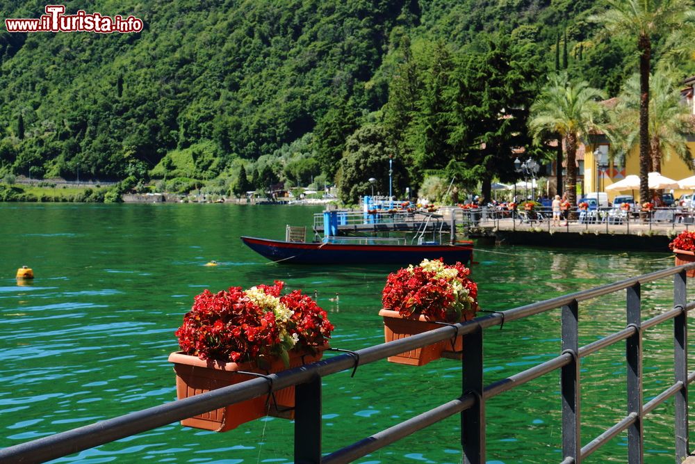 Immagine Barca sul lago d' Iseo al porto di Costa Volpino in Lombardia