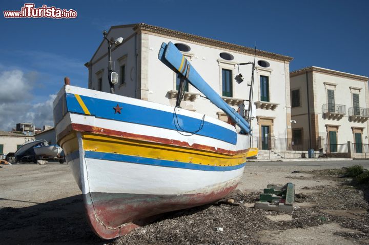 Immagine Barca sulla spiaggia di Donnalucata in Sicilia - © luigi nifosi / Shutterstock.com