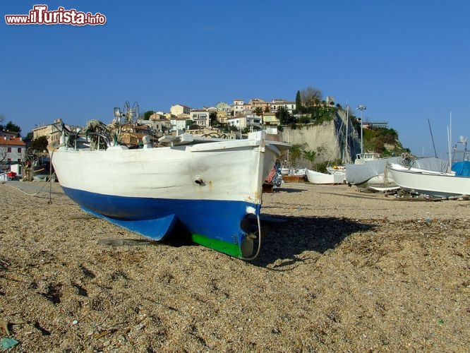 Immagine Una barca sulla spiaggia di Numana bassa