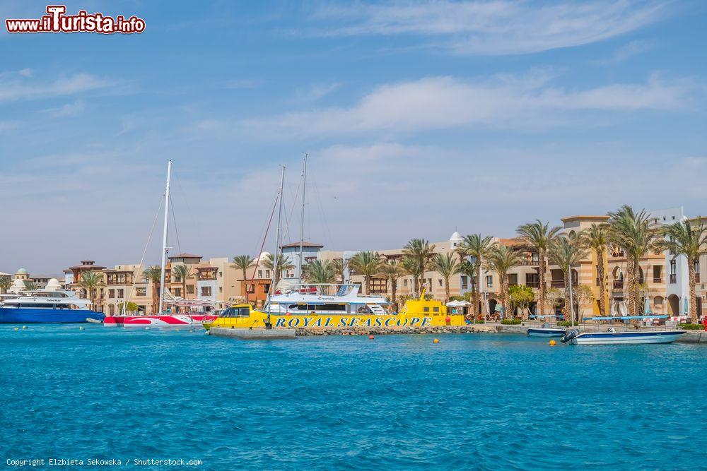 Immagine Una barca turistica ormeggiata al molo di Port Ghalib, Marsa Alam, Egitto - © Elzbieta Sekowska / Shutterstock.com