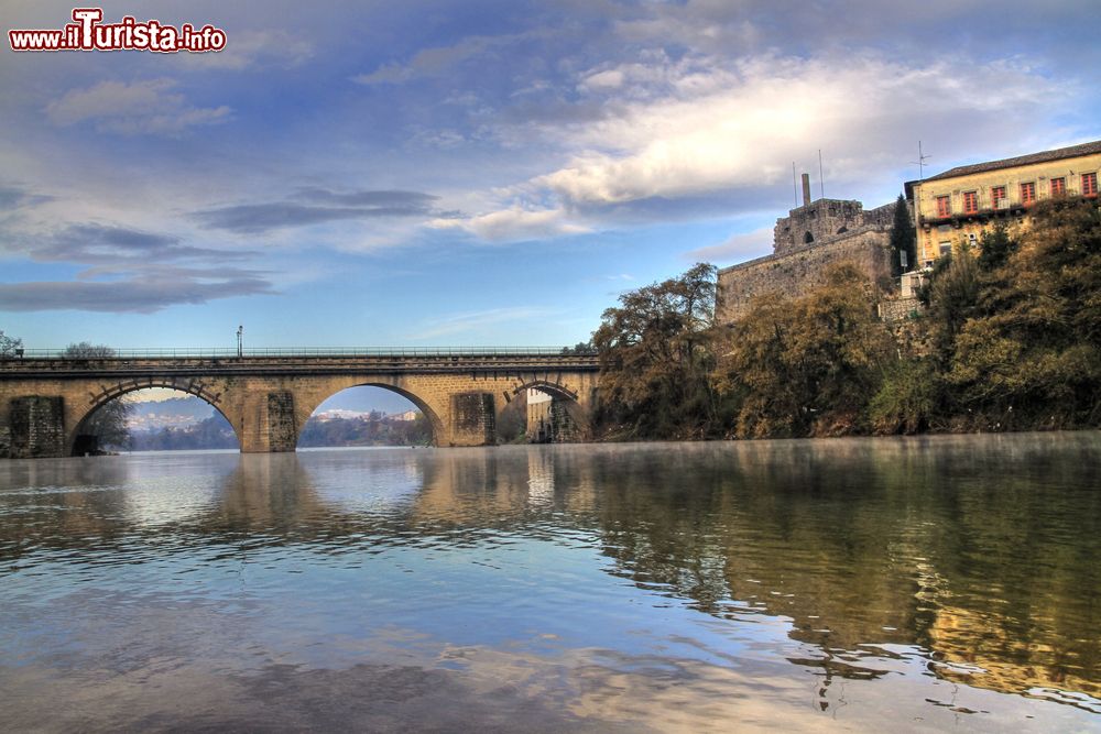 Immagine Barcelos, distretto di Braga: vecchi edifici e il ponte sul fiume Cavado.