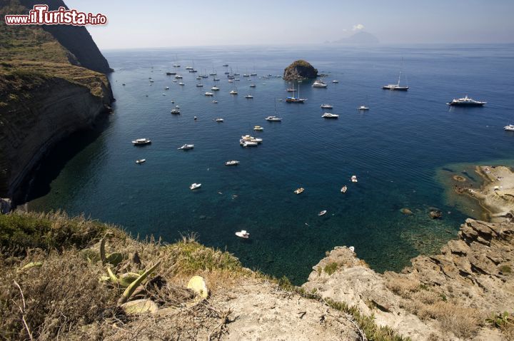 Immagine Barche al largo della costa di Malfa, Salina, Sicilia - Un tratto di costa a piombo sul mare nel grazioso borgo di Malfa, il cui nome deriverebbe da un gruppo di amalfitani emigranti nel XII° secolo © luigi nifosi / Shutterstock.com