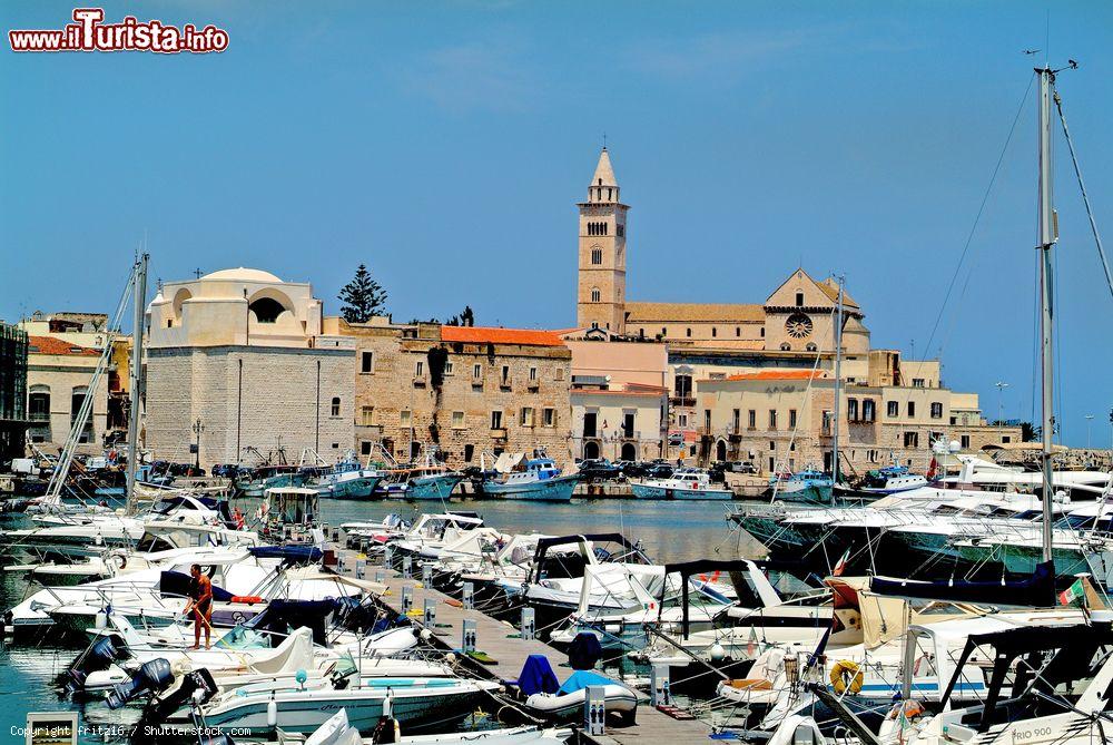Immagine Barche al molo di Trani con edifici e la cattedrale di San Nicola Pellegrino sullo sfondo, Puglia. La città è conosciuta come la "perla dell'Adriatico" - © fritz16 / Shutterstock.com