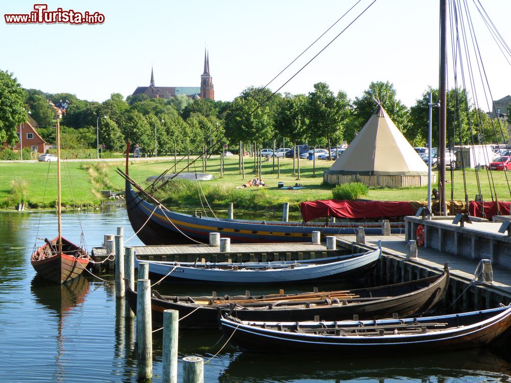 Immagine Barche ormeggiate al porto con sullo sfondo la celebre cattedrale di St. Luke a Roskilde, Danimarca.