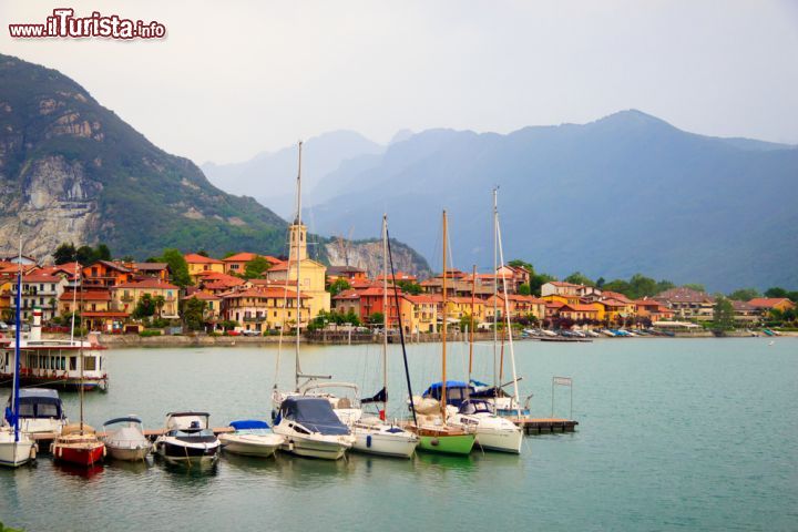 Immagine Barche al porto di Riva del Garda, Trentino Alto Adige. Sullo sfondo, uno scorcio del villaggio - © 186660392 / Shutterstock.com