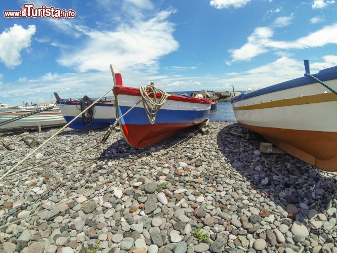 Immagine Barche al porto di Salina, Sicilia - Le imbarcazioni ormeggiate al porto di quest'isola dell'Eolie formata da sei antichi vulcani © Wead / Shutterstock.com