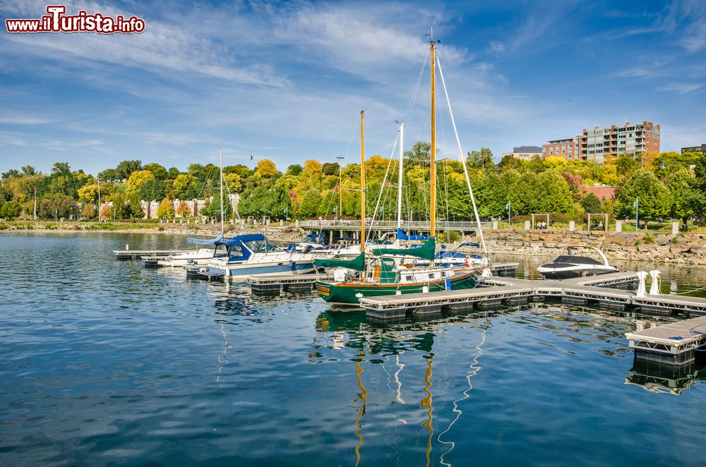 Immagine Barche al porto e colori autunnali a Burlington, Vermont, Stati Uniti. Situata all'estremità centro occidentale dello stato del Vermont, nel New England, questa città offre suggestivi panorami naturali.