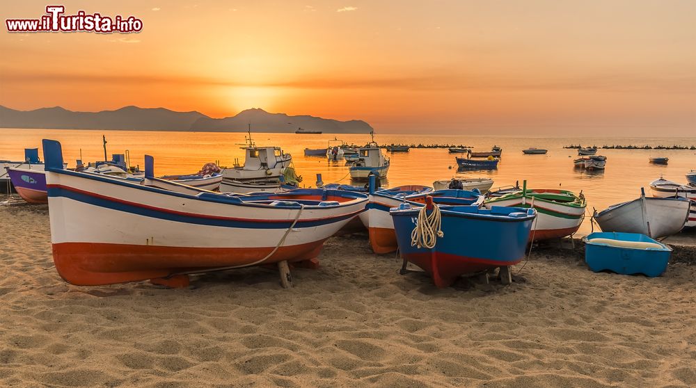 Immagine Barche al tramonto sulla spiaggia di Ficarazzi in Sicilia, provincia di Palermo