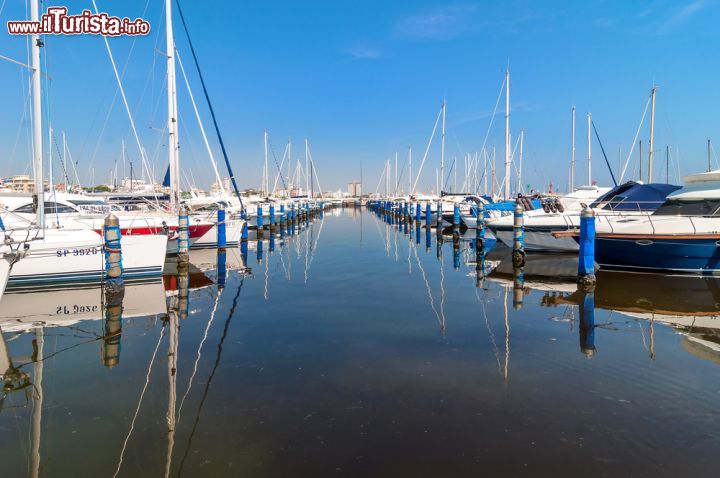 Immagine Barche alla rada nel bacino a fianco del porto canale di Cervia - © Eddy Galeotti / Shutterstock.com