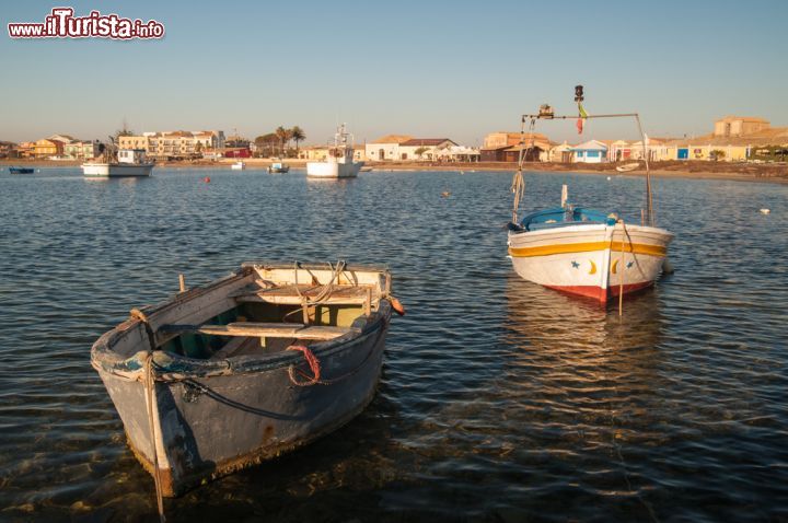 Immagine Barche alla rada di Marzamemi, Sicilia - Alcune barche ormeggiate nella rada del villaggio marinaro in provincia di Siracusa, a pochi chilometri di distanza da Pachino e dalla barocco Noto. Marzamemi sorge e si sviluppa interamente sul mare © Marco Ossino / Shutterstock.com