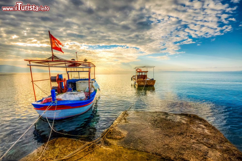 Immagine Barche attraccate al porto di Gumuldur, Turchia. Siamo nel cuore della Costa Egea della Turchia, a circa 70 km da Izmir. Piccola cittadina di vacanza, Gumuldur è divenuta una delle principali destinazioni turistiche del paese.