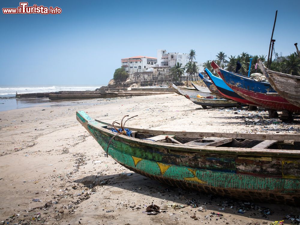 Immagine Barche colorate in riva al mare a Accra, Ghana. 