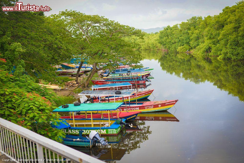 Immagine Barche colorate nella baia di Negril, Giamaica. Siamo nel tratto di territorio compreso fra le parrocchie di Westmoreland e Hanover - © Shanique Rainford / Shutterstock.com