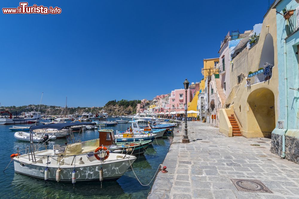 Immagine Barche da pesca al porto di Marina Corricella sull'isola di Procida, baia di Napoli.