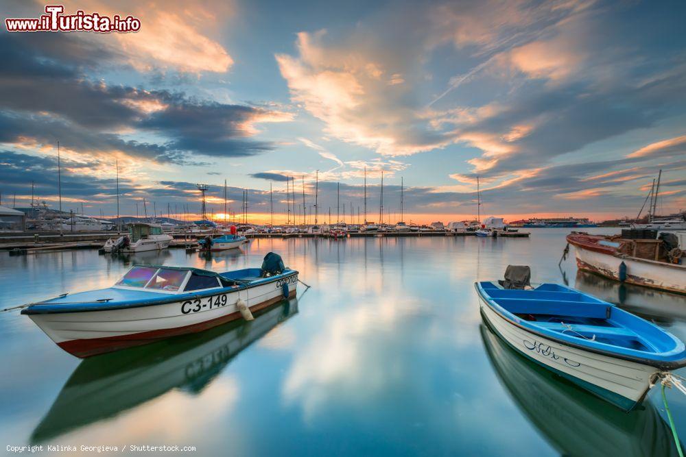 Immagine Barche da pesca al tramonto nel porto di Sozopol, Bulgaria. La parte vecchia della città sorge sulla penisola Stolez, collegata da un istmo artificiale con l'isola di San Cirillo assieme alla quale forma il porto - © Kalinka Georgieva / Shutterstock.com