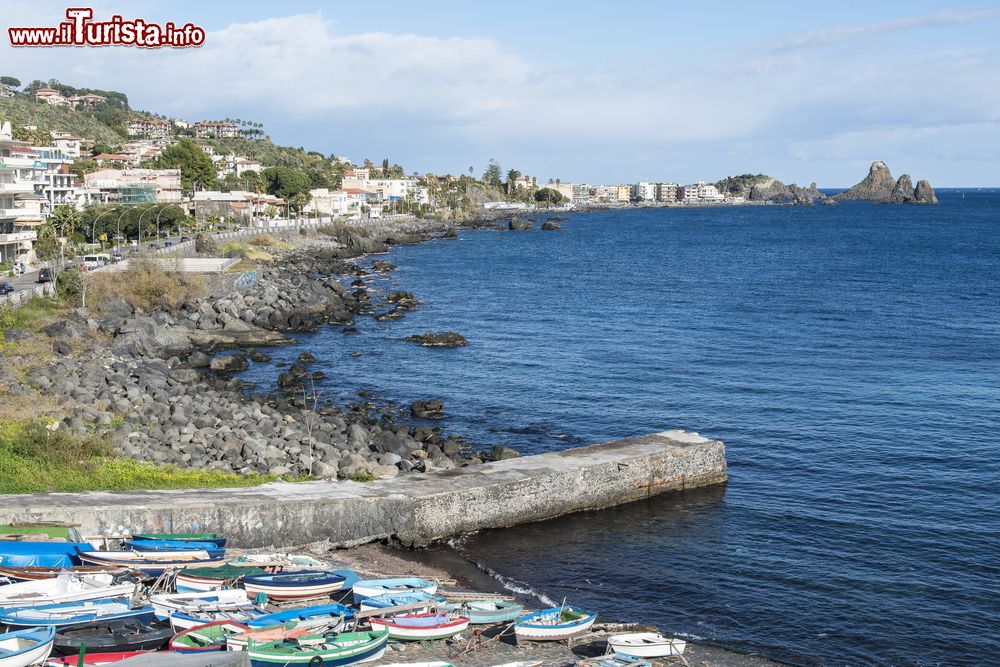 Immagine Barche da pesca attraccate al molo di Aci Castello, provincia di Catania, Sicilia.
